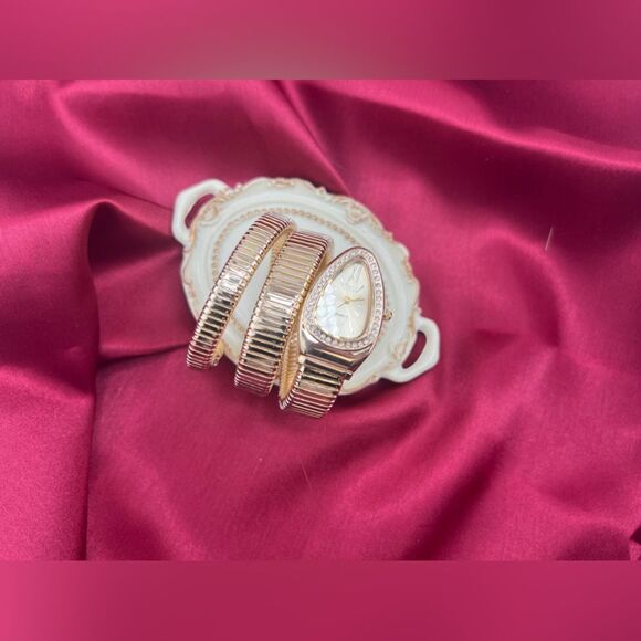 Elegant Gold Snake-Wrap Bracelet Watch with Crystal Accents Serpenti - Picture 3 of 11